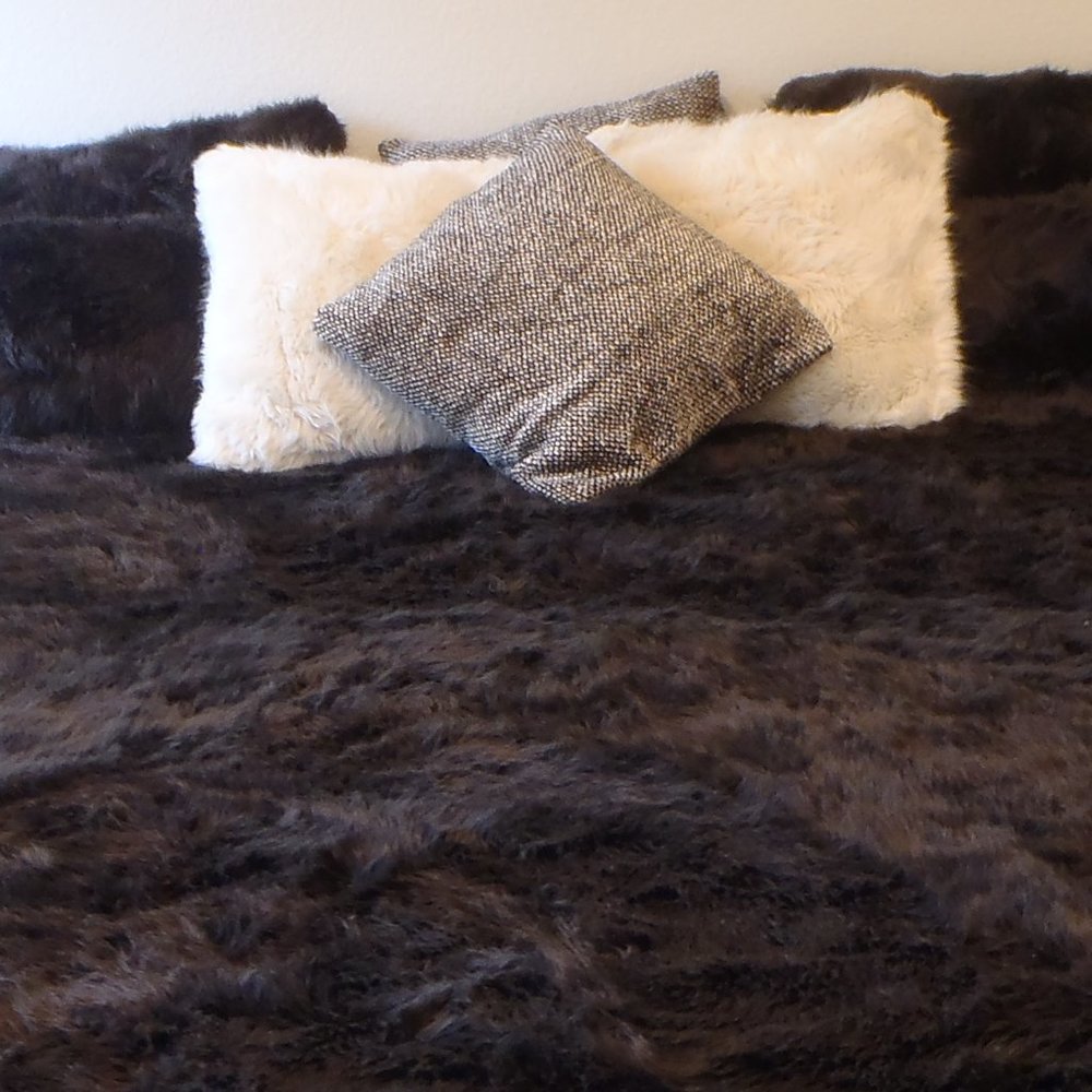 LUXE Pottery Barn Faux Fur King Comforter w/8 Sham